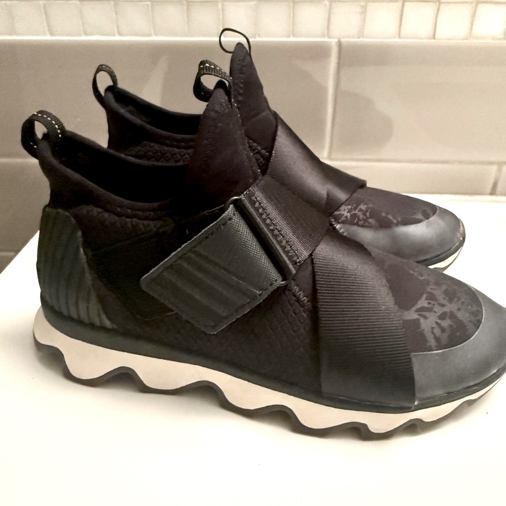 Sorel Kinetic Sneak Sneakers Womens Black Slip On- size 6.5